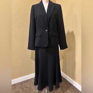 Elegant Evan-Picone Dark Navy Blazer Suit Jacket and Skirt Set
